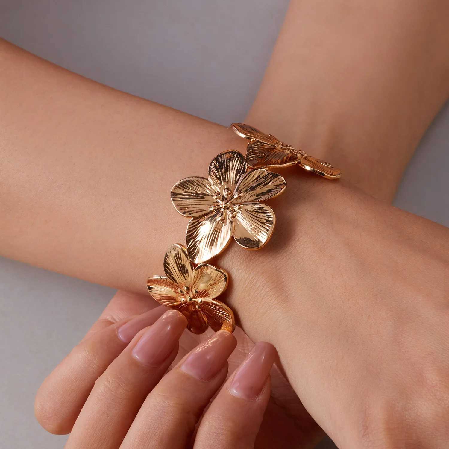 European American Style Gold Color Metal Flower Bracelet for Woman Niche Design Sense Exaggerate Bangle Jewelry Party Accessories W250121