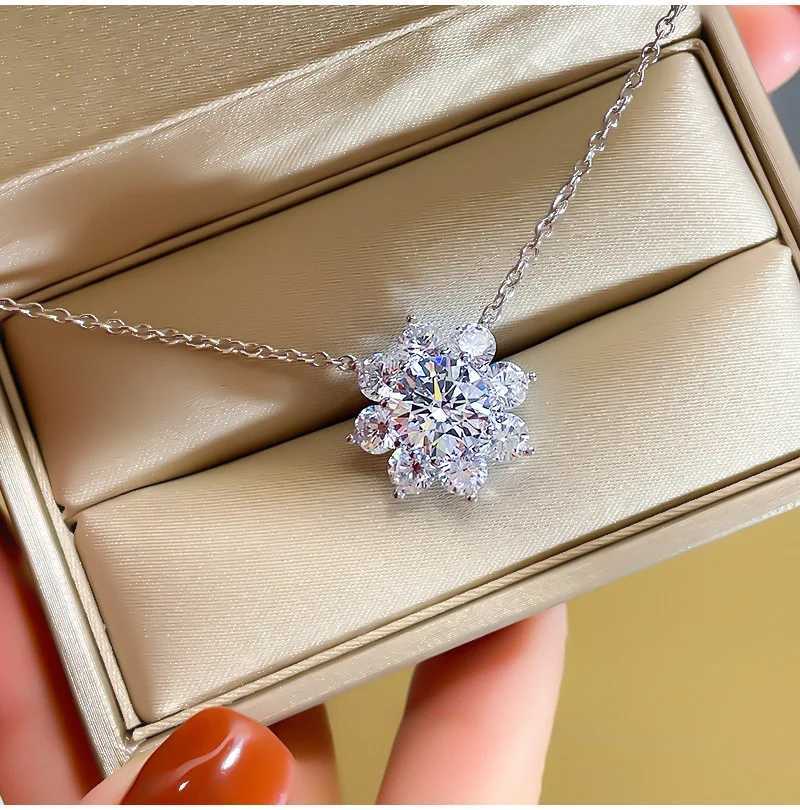 COSFIX Moissanite Necklace For Women 1 CT D Color VVS1 Excellent Cut Round Diamond Sunflower Pendant Necklace 925 Silver JewelryXJ250114