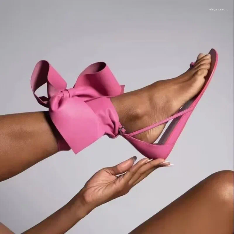 2025 S Fashion Designer Sandals Summer Crystal Ankle Strap Flat Slide Pointed Toe Bridals Evening Dress Party Lady Shoe Chausures Femme