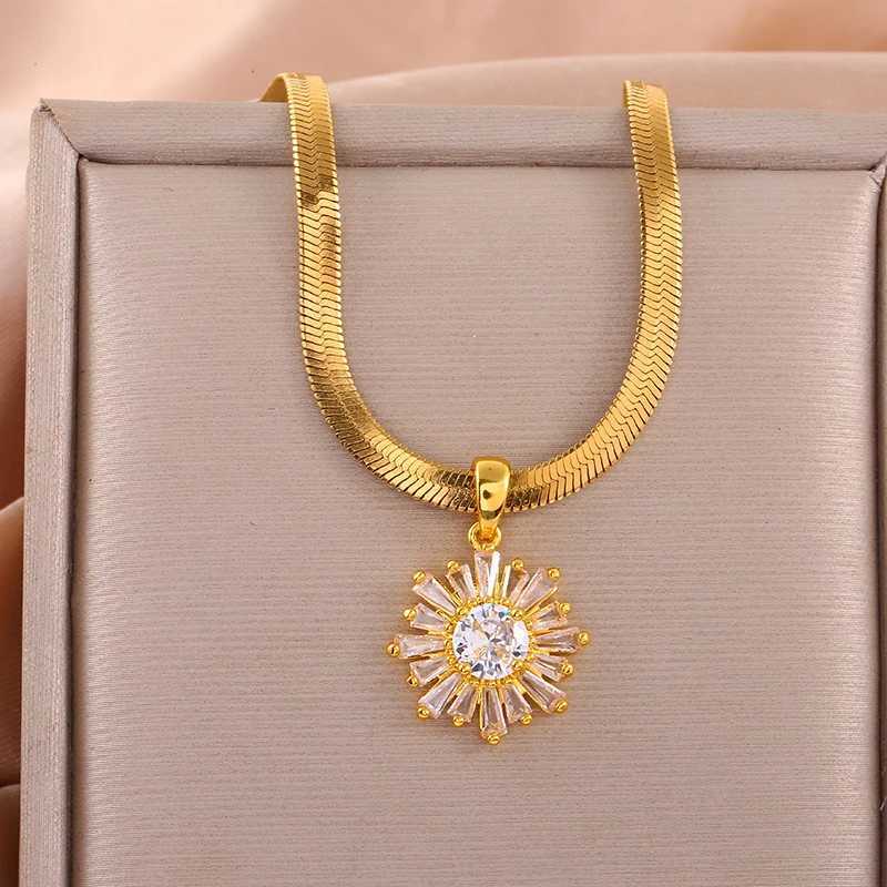 Summer New Snake Bone Chain Sunflower Totem Pendant Necklace Gives Women Charming Christmas Jewelry GiftXJ250121