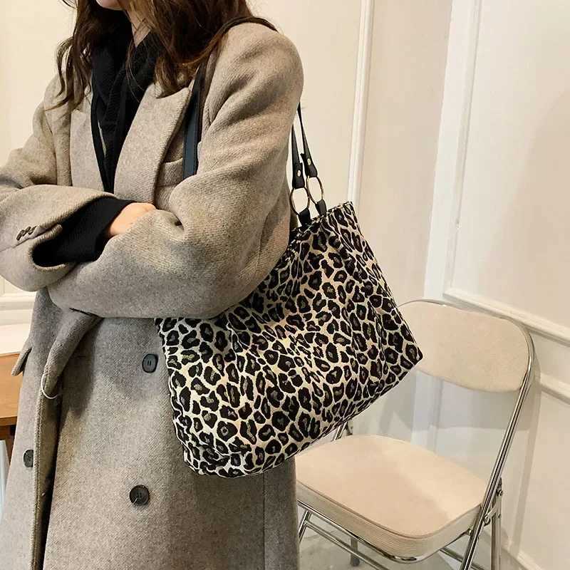 New Fi Tote Bags Shopping and Travel Canvas Bags New Women Popular Handbags Large Capacity Leopard Shoulder BagsXJ250121