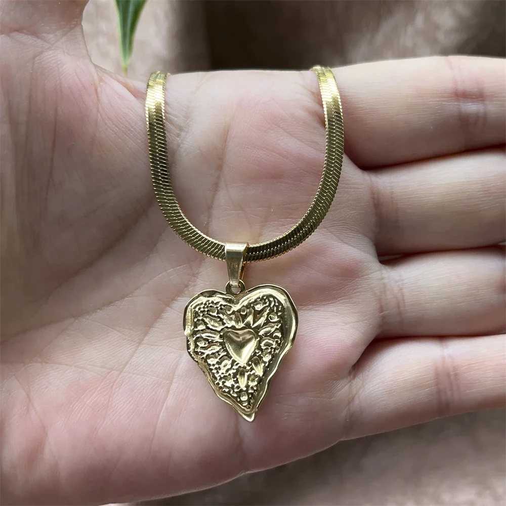 Stainless Steel High-end Necklace Collarbone Chain Rough Heart Shaped Radiation Texture Cool Style Womens Spring Summer ItemXJ250121