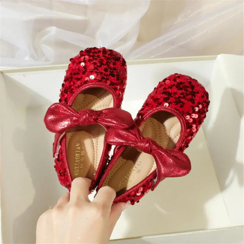 Red Sequins Girls Princess Shoes 2024 Childrens soft sole Dance Shoes Kids Flats Shoes Single Childrens Walk Show Performance 250121