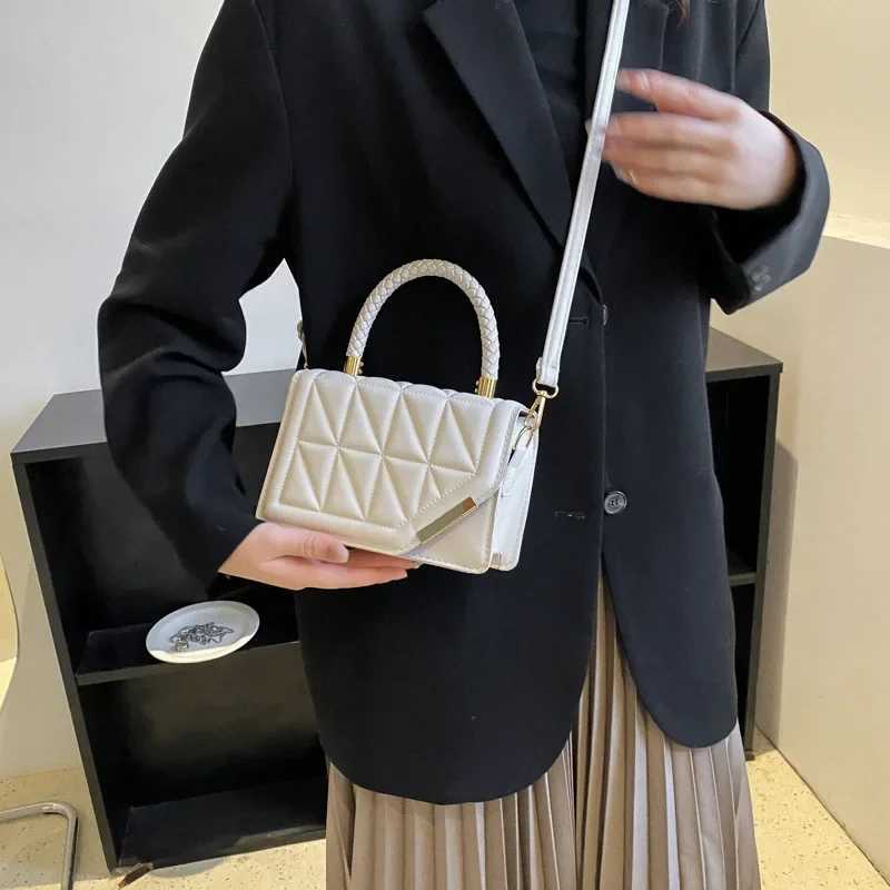 New Fi Casual Solid Color PU Material Lingge Flip Womens Handbag Single Shoulder Bag For Commuting Daily Gift BagXJ250121