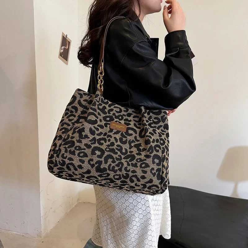 New Fi Tote Bags Shopping and Travel Canvas Bags New Women Popular Handbags Large Capacity Leopard Shoulder BagsXJ250121