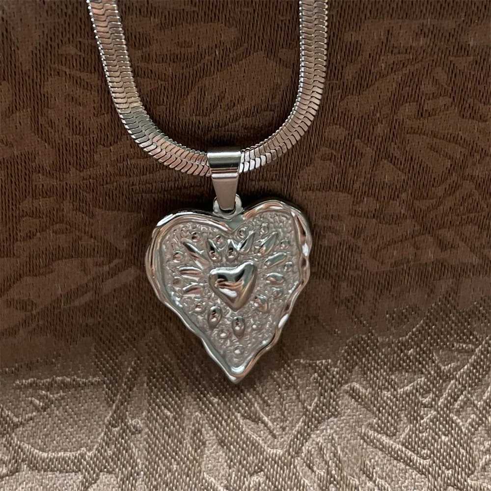 Stainless Steel High-end Necklace Collarbone Chain Rough Heart Shaped Radiation Texture Cool Style Womens Spring Summer ItemXJ250121