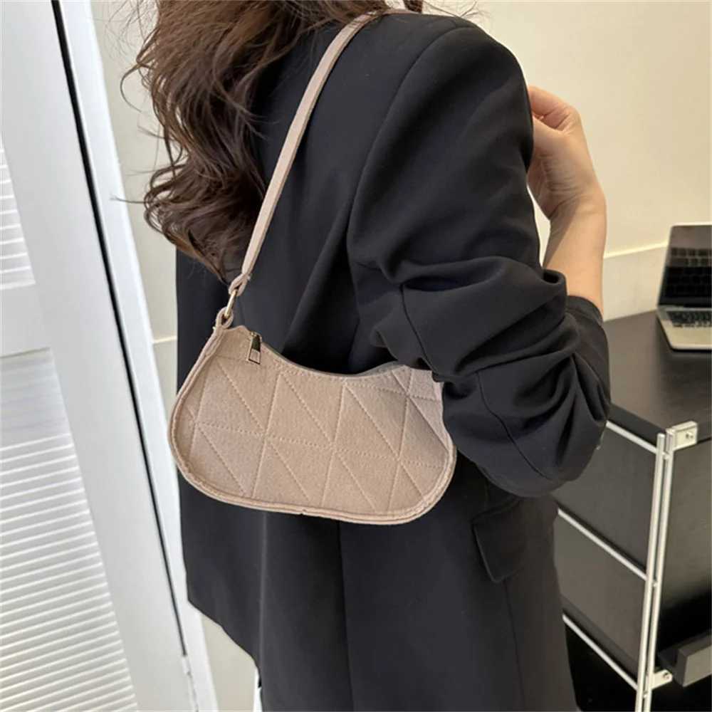 Trendy Felt Shoulder Bags For Women WomenS Subaxillary Bag Design Advanced Texture Armpit Handbags Purses Crescent Saddle BagXJ250121