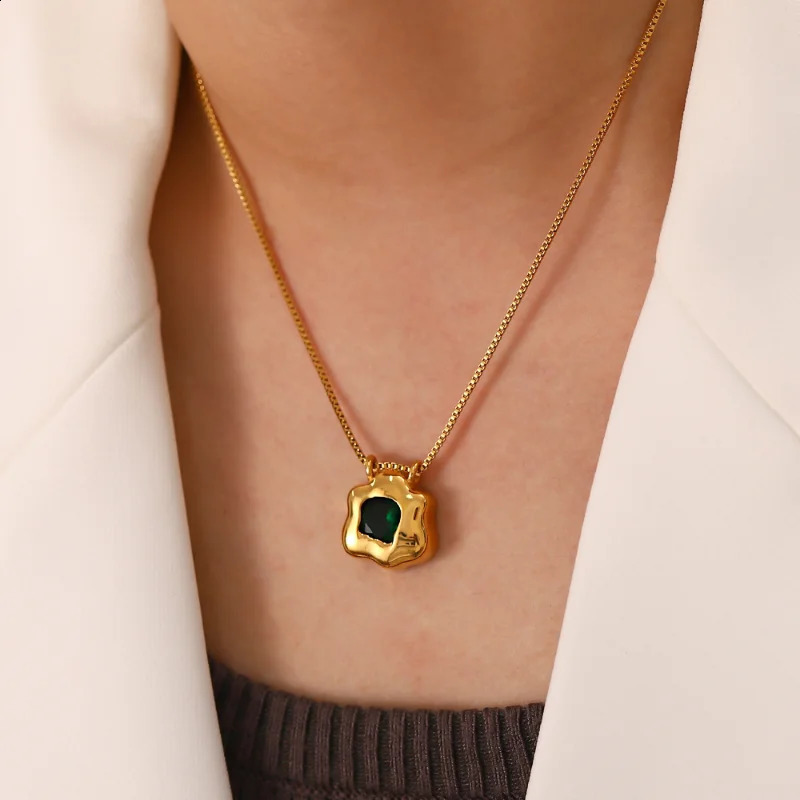 Vintage French Flower Shaped Stainless Steel Necklace Lightweight Versatile Green Zirconia Pendant Non-Fading Jewellery Gifts 250117
