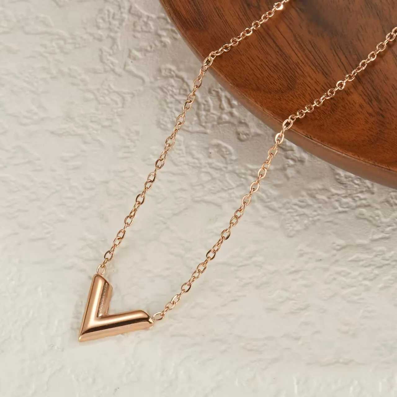 Fashion Brand V Letter Pendant Necklace Stainless Steel Jewelry for Women Mom V-Shaped Female Chain Vintage Birthday GiftXJ250121
