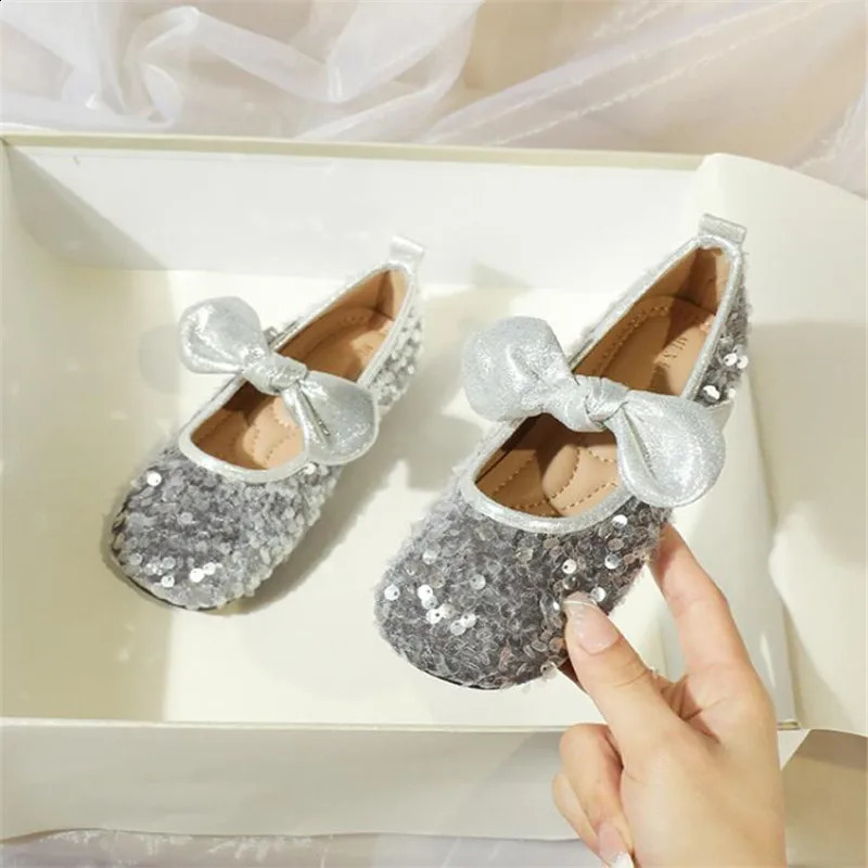 Red Sequins Girls Princess Shoes 2024 Childrens soft sole Dance Shoes Kids Flats Shoes Single Childrens Walk Show Performance 250121