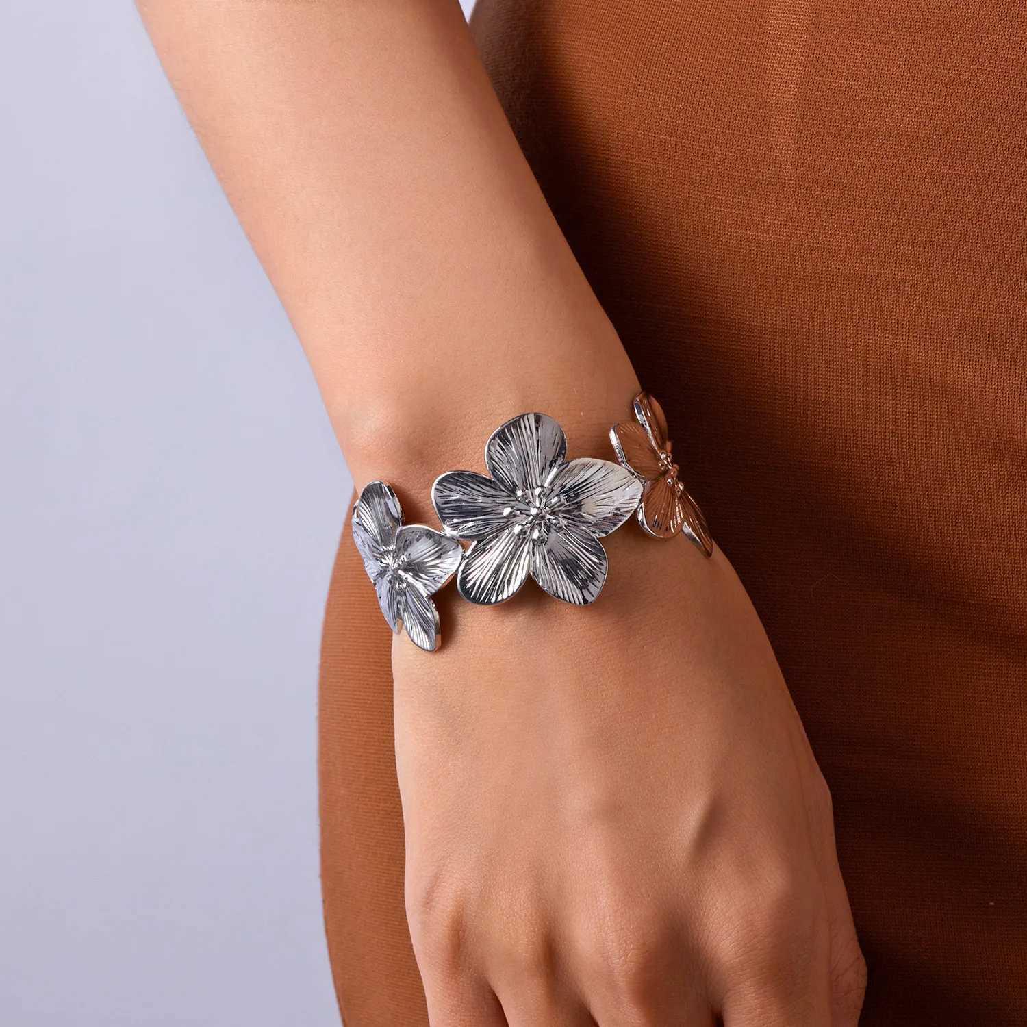 European American Style Gold Color Metal Flower Bracelet for Woman Niche Design Sense Exaggerate Bangle Jewelry Party Accessories W250121