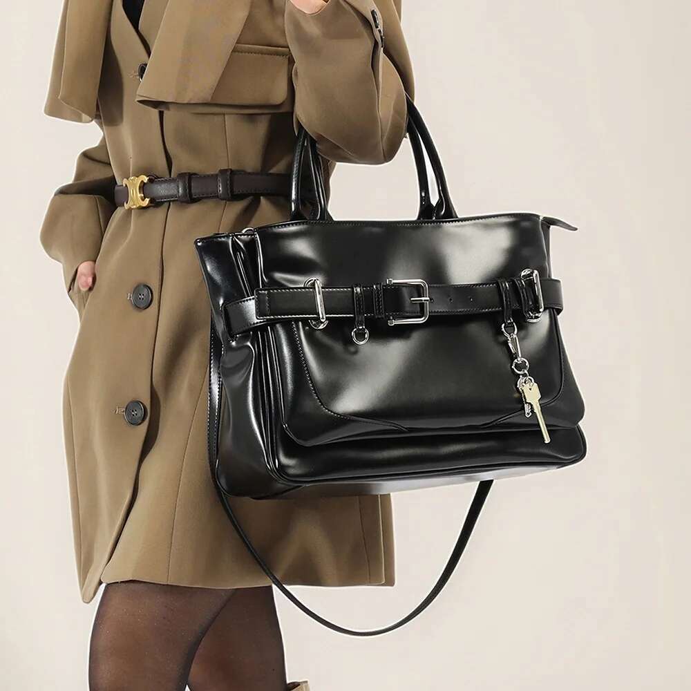 Nichewomen's Fashionable Spring 2025 Versatile Leather Belt Buckle Crossbody Idle Commuting Bag Hip Hop Style