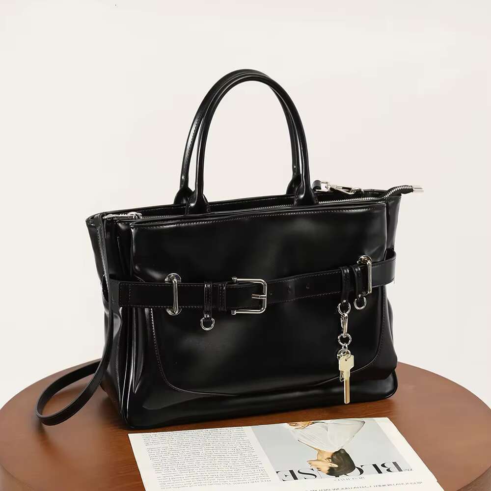 Nichewomen's Fashionable Spring 2025 Versatile Leather Belt Buckle Crossbody Idle Commuting Bag Hip Hop Style