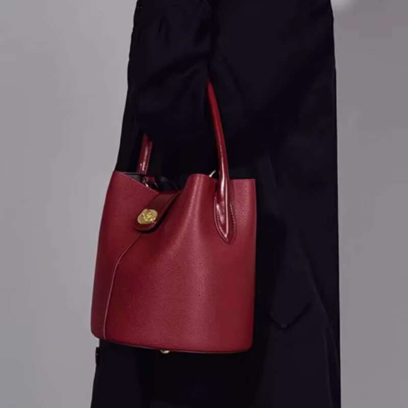Red Design Large Capacity Bucket Women's 2024 New High-Quality Bride Wedding Versatile Shoulder Bag
