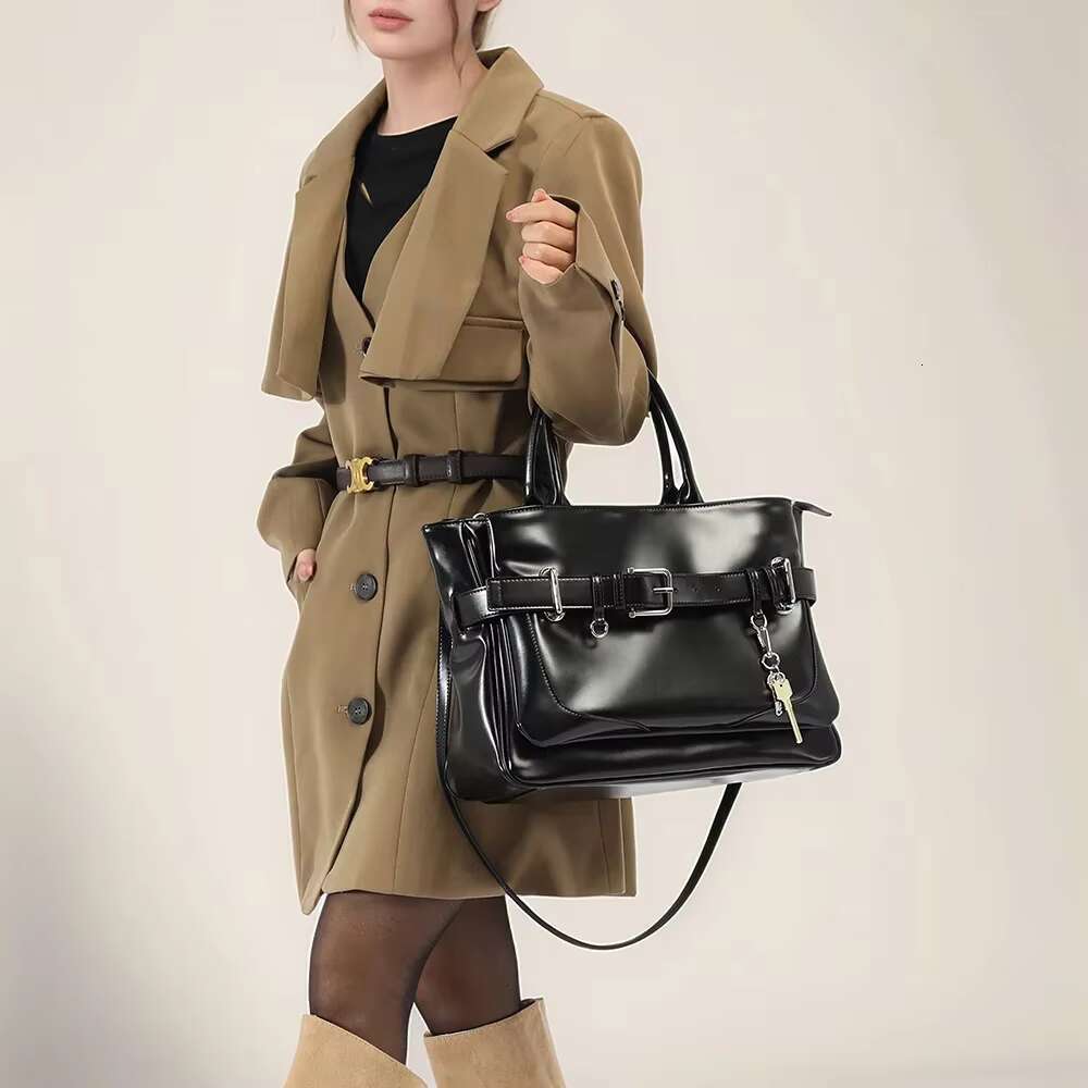 Nichewomen's Fashionable Spring 2025 Versatile Leather Belt Buckle Crossbody Idle Commuting Bag Hip Hop Style