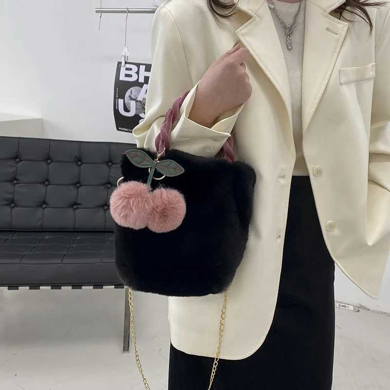 New Fi Women Handbags Winter Furry Ladies Soft Plush Cluh Purse Shoulder Bags Fi Female Cherry Pendant Messenger BagXJ250121