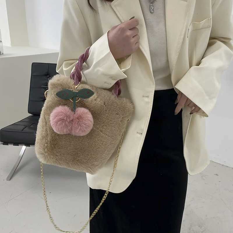 New Fi Women Handbags Winter Furry Ladies Soft Plush Cluh Purse Shoulder Bags Fi Female Cherry Pendant Messenger BagXJ250121