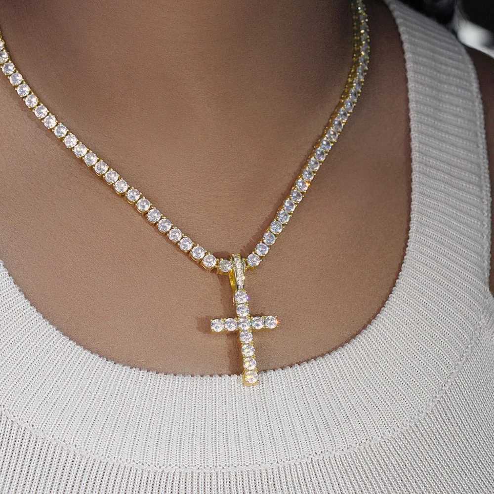 Wholesale Fashion Simple Bling Cross Pendant d Out Cubic Zirconia Diamond 18k Gold Plated Christian Charm Jewelry Women Men XJ250114
