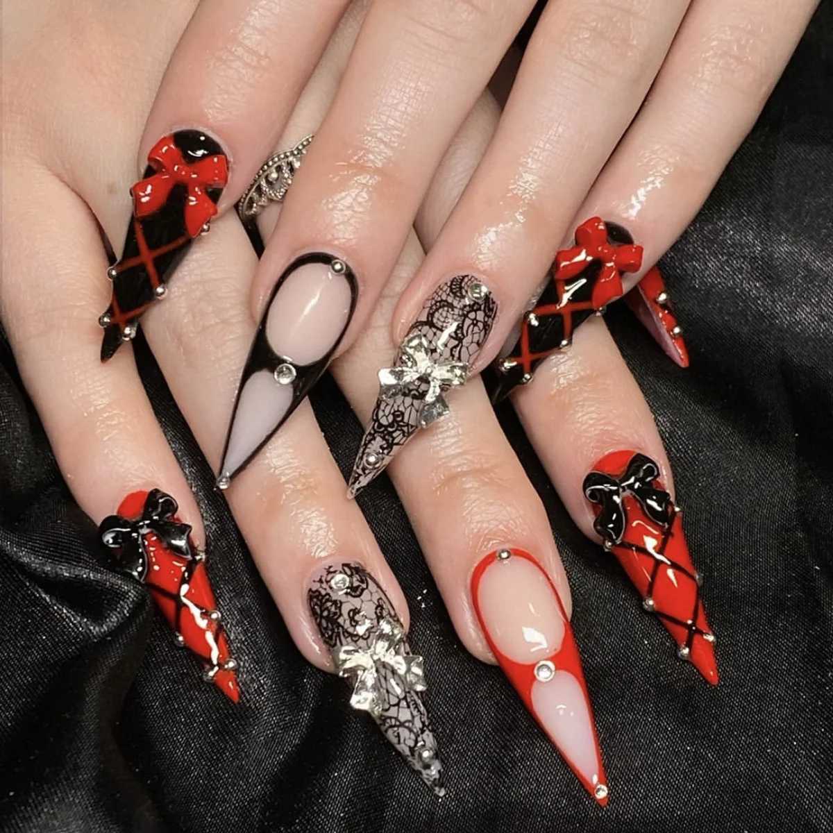 24Pcs False Nails Spicy Girl Silver Bow with Diamond Fake Nails with Glue Almond Press on Nails Black Cool Y2k Almond Nail SetW250120