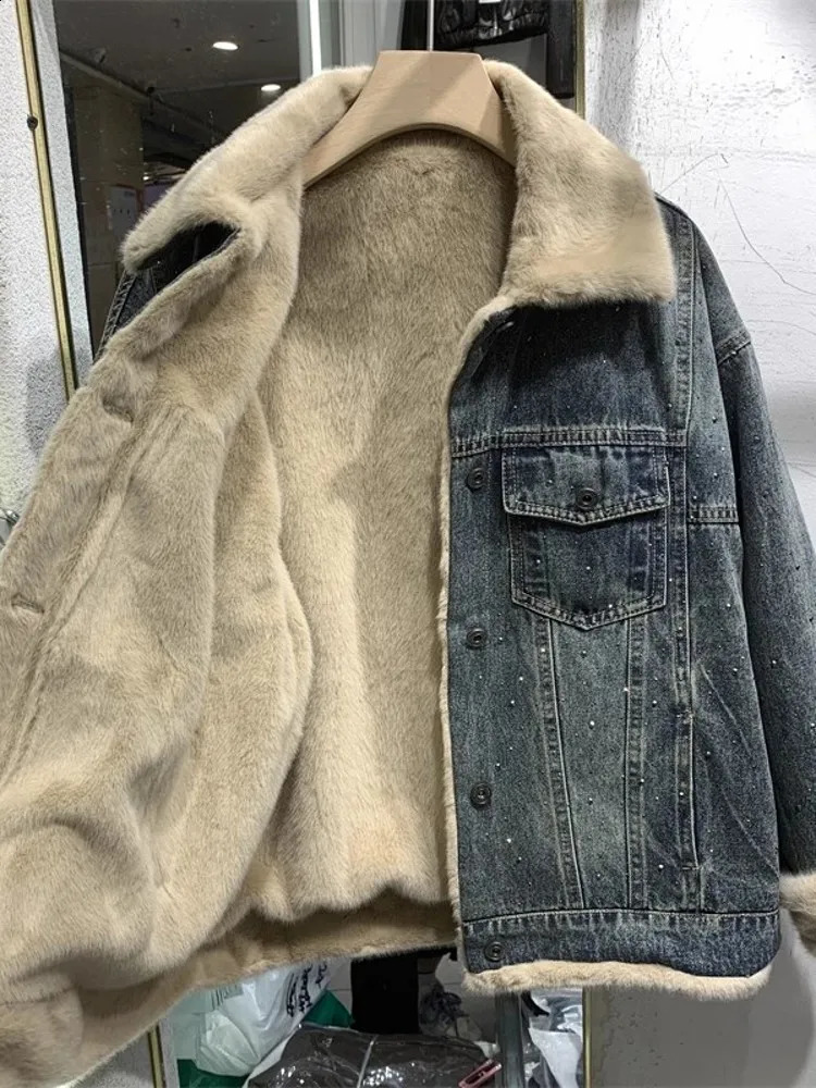 Women Winter Thick Fleece Lining Denim Jacket Loose Fit Diamonds Studded Coat Thick Overcoat friend Style Casual Jacket 250121