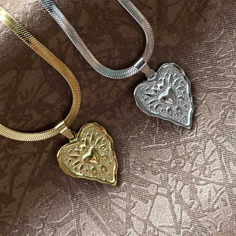 Stainless Steel High-end Necklace Collarbone Chain Rough Heart Shaped Radiation Texture Cool Style Womens Spring Summer ItemXJ250121