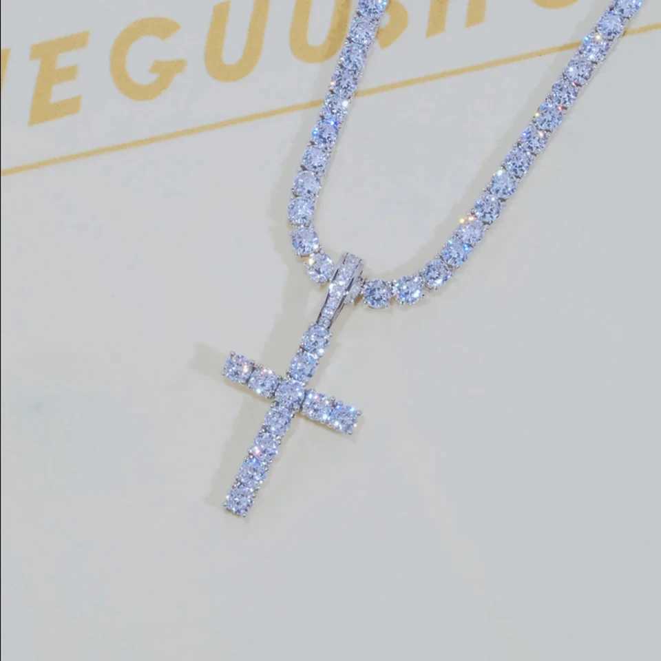 Wholesale Fashion Simple Bling Cross Pendant d Out Cubic Zirconia Diamond 18k Gold Plated Christian Charm Jewelry Women Men XJ250114