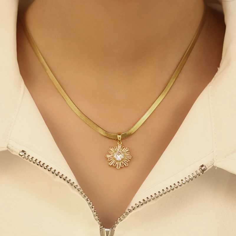 Summer New Snake Bone Chain Sunflower Totem Pendant Necklace Gives Women Charming Christmas Jewelry GiftXJ250121