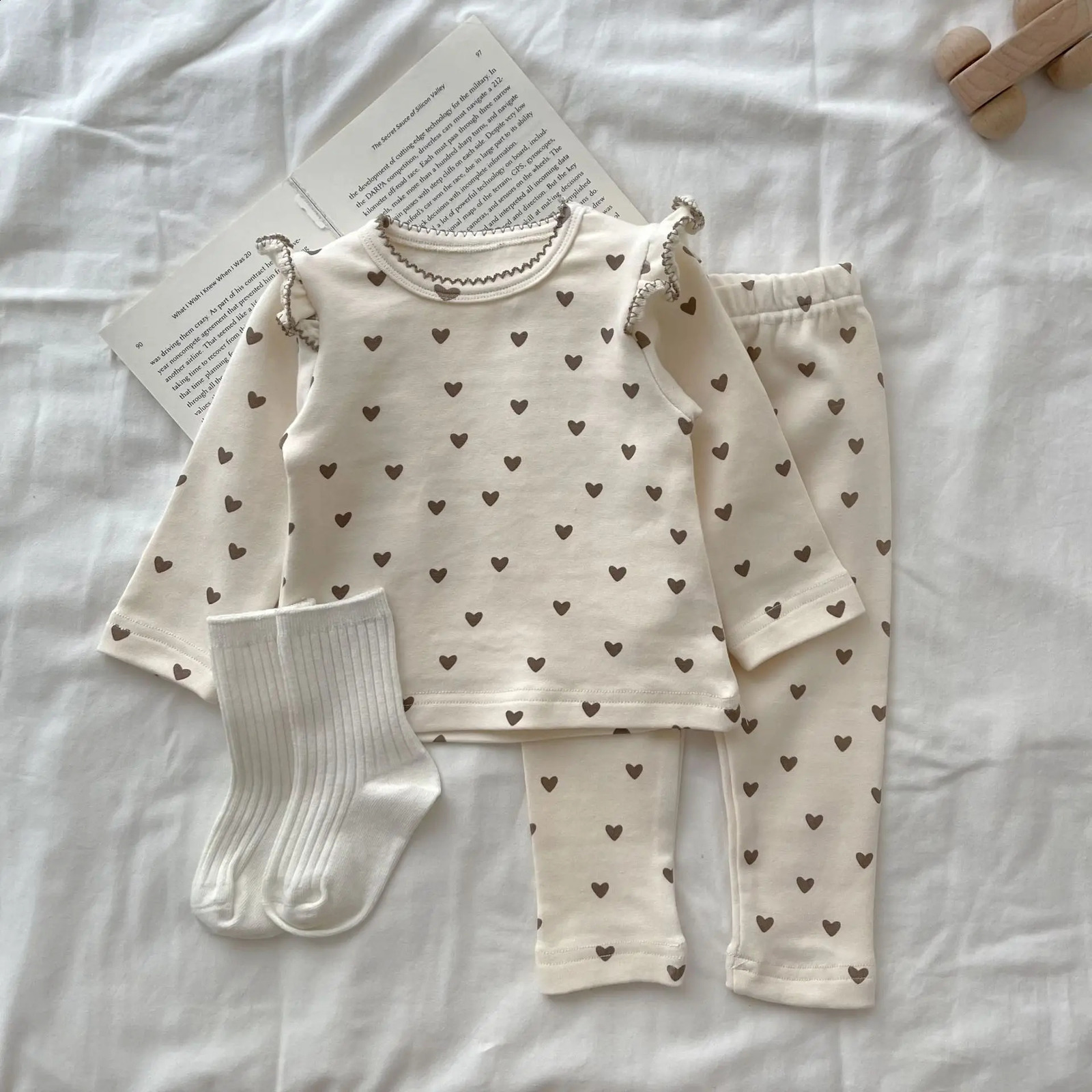 72151 Baby Clothing Set Home Suit Autumn and Winter Love Print Girls T ShirtPant Bottoming Twopiece 250117