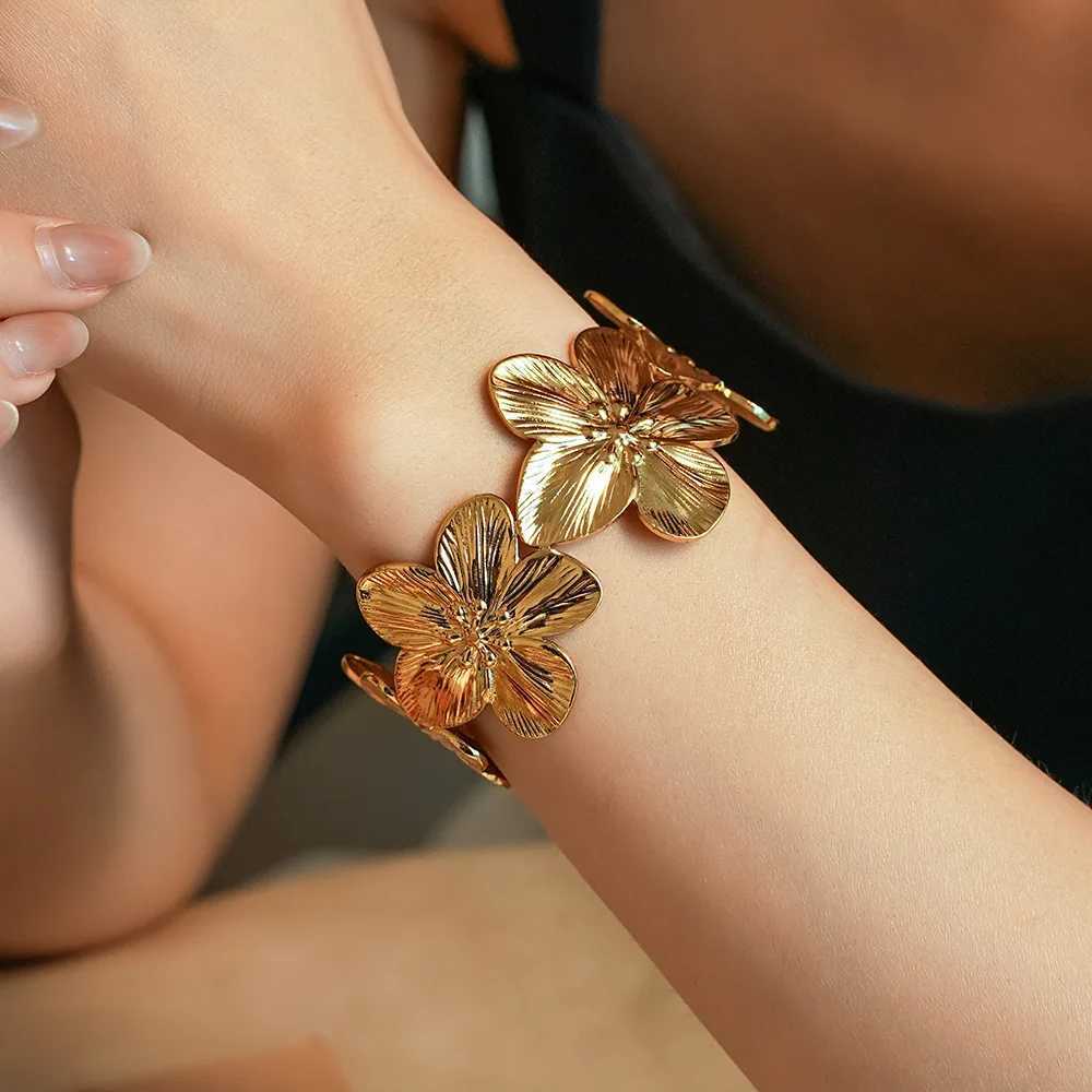 European American Style Gold Color Metal Flower Bracelet for Woman Niche Design Sense Exaggerate Bangle Jewelry Party Accessories W250121