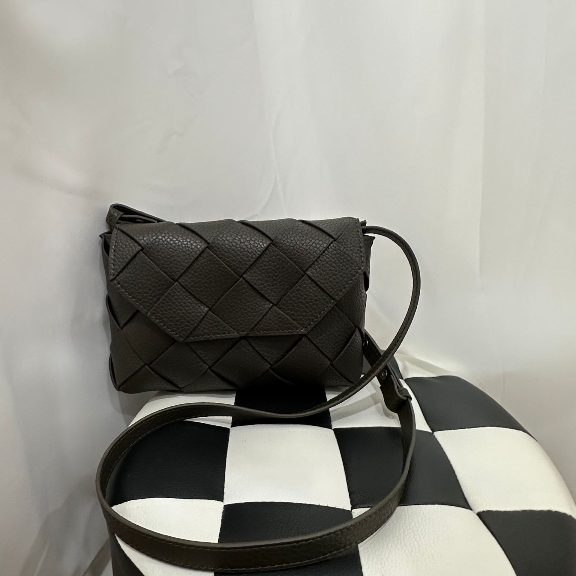 Bag 2024 Autumn New Diagonal Woven Lychee Patterned Cowhide Commuting Small Square Bag, Single Shoulder Fashionable And Versatile