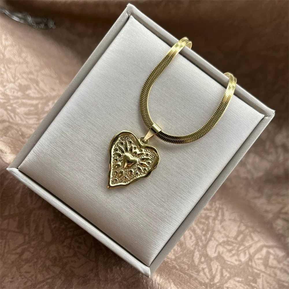 Stainless Steel High-end Necklace Collarbone Chain Rough Heart Shaped Radiation Texture Cool Style Womens Spring Summer ItemXJ250121