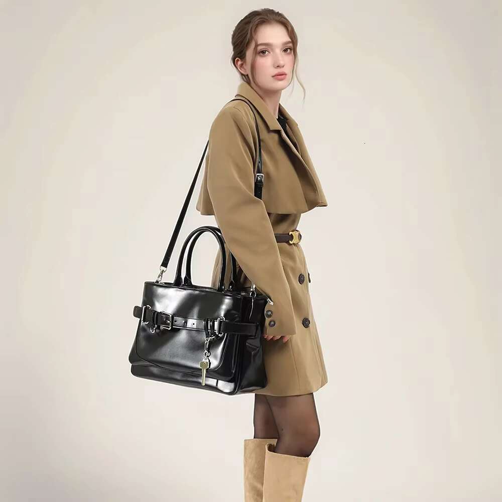 Nichewomen's Fashionable Spring 2025 Versatile Leather Belt Buckle Crossbody Idle Commuting Bag Hip Hop Style