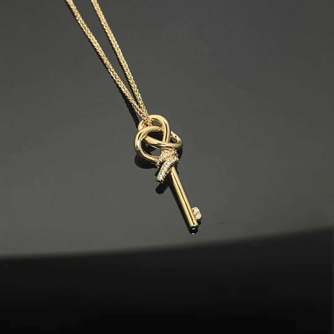 Female French Diamond Set Rose Gold Rope Knot Key Necklace 2024 New European and American Classic Retro Trend 925 Pure SilverXJ250114