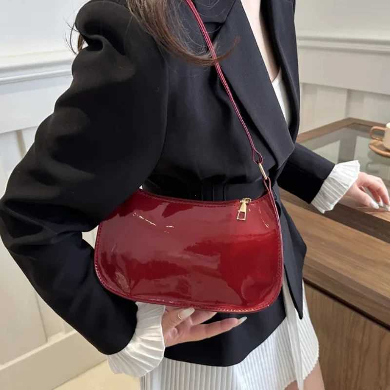 2025 Womens Patent Leather Handbag Versatile Fi Shoulder Bag Casual Commuting Bag Girl Brand Designer Zipper Small Handbag XJ250718