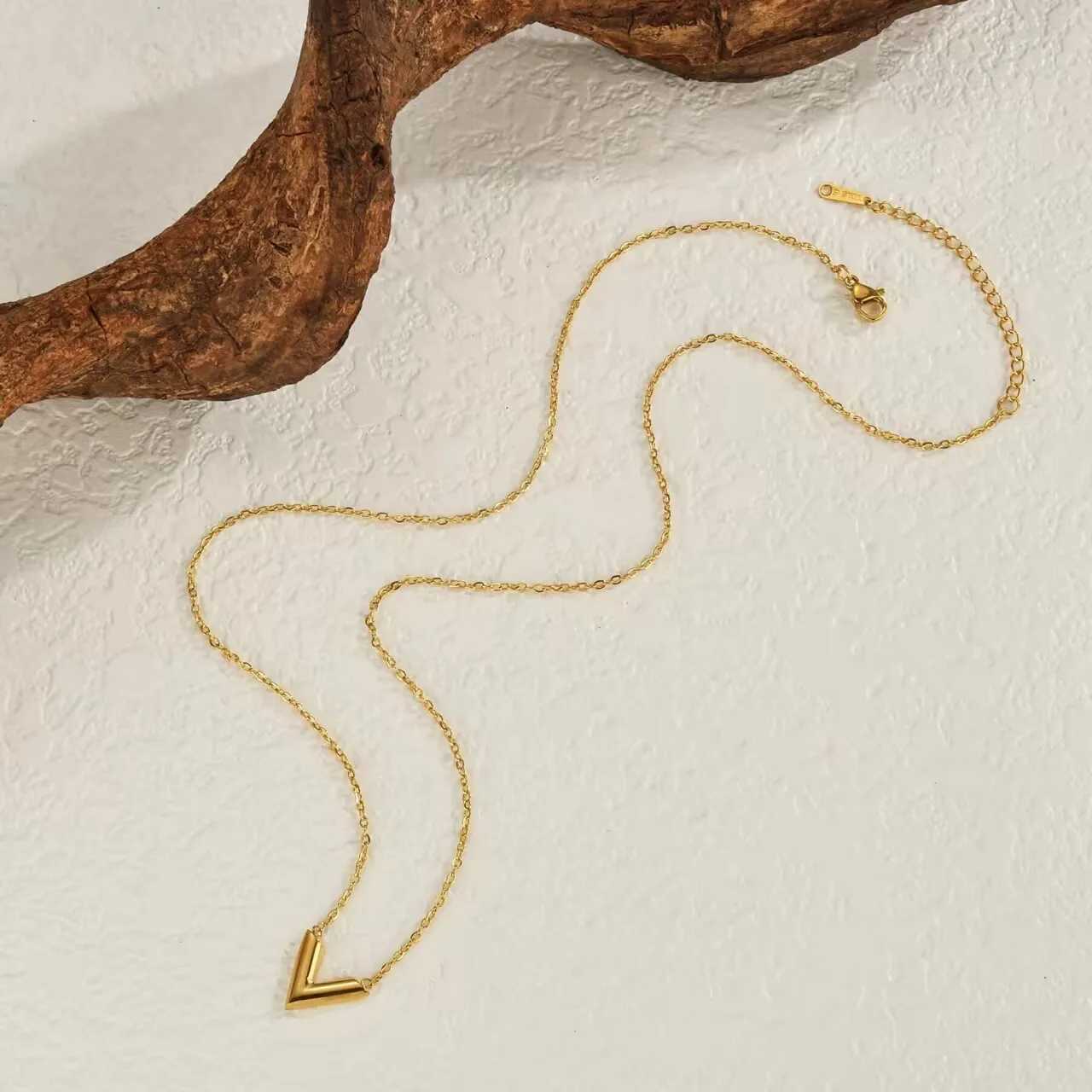 Fashion Brand V Letter Pendant Necklace Stainless Steel Jewelry for Women Mom V-Shaped Female Chain Vintage Birthday GiftXJ250121