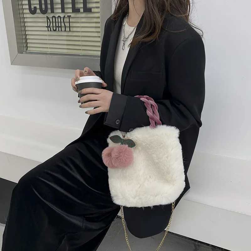 New Fi Women Handbags Winter Furry Ladies Soft Plush Cluh Purse Shoulder Bags Fi Female Cherry Pendant Messenger BagXJ250121