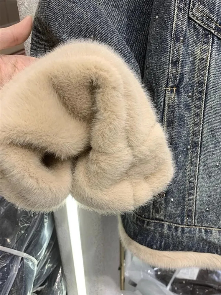 Women Winter Thick Fleece Lining Denim Jacket Loose Fit Diamonds Studded Coat Thick Overcoat friend Style Casual Jacket 250121
