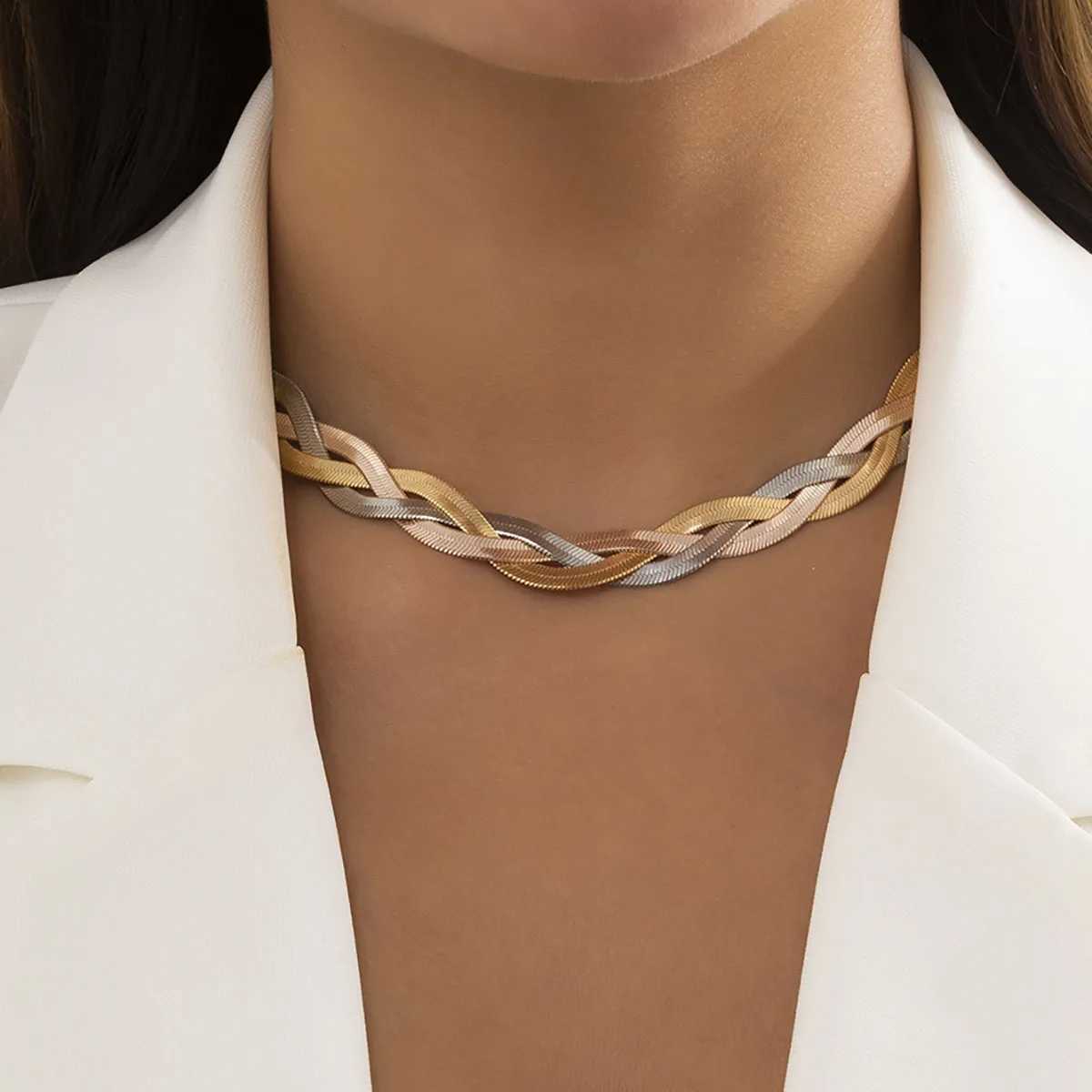 Boho Simple Twist Snake Chain Clavicle Necklace Womens Retro 2021 Fashion Metal Charm Color Necklaces Girl Jewelry Couple GiftXJ250121