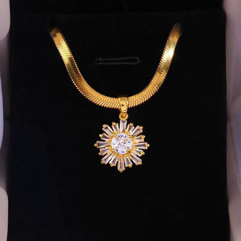 Summer New Snake Bone Chain Sunflower Totem Pendant Necklace Gives Women Charming Christmas Jewelry GiftXJ250121