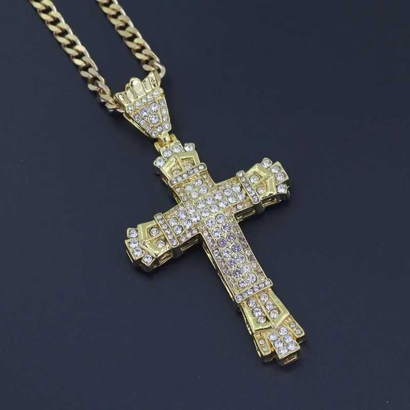 Luxury Mens Jewellery Cross Necklace Chain for Men Stainless Steel Necklace Men Hip Hop Jewelry Rhinestone Religious PendantXJ250121