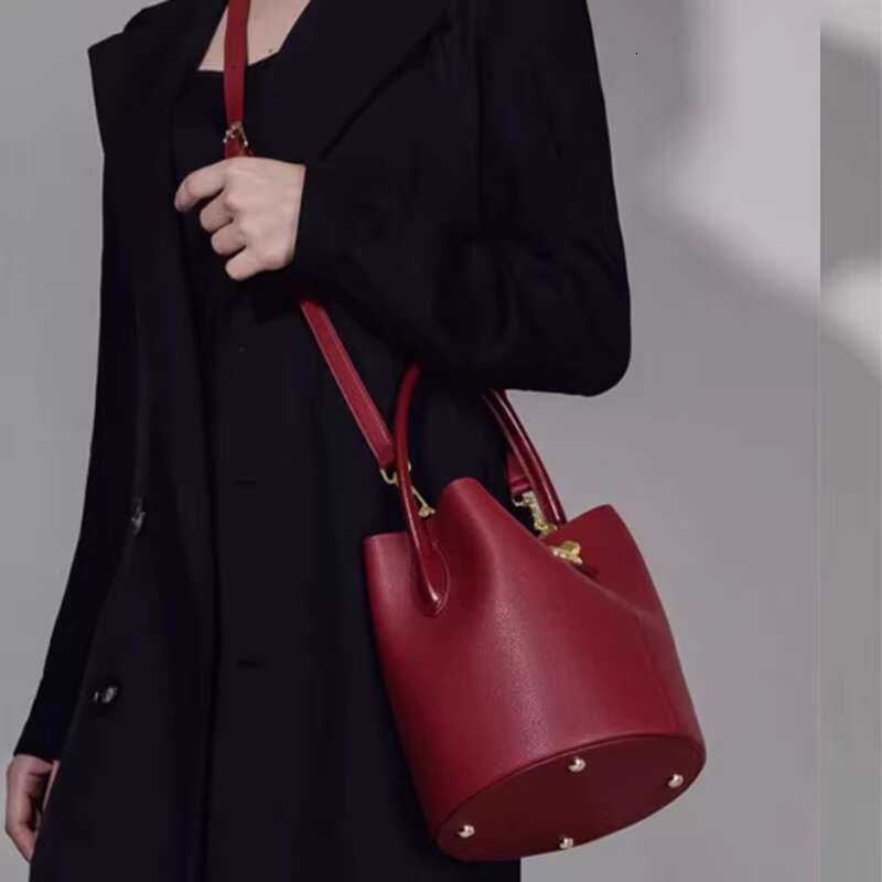 Red Design Large Capacity Bucket Women's 2024 New High-Quality Bride Wedding Versatile Shoulder Bag