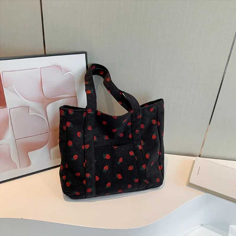 Corduroy Handbag Strberries Beach Bag Fiable Versatile Shoulder Bag LargeCapacity Simple Commuter Womens Tote Bag BolsosXJ250121