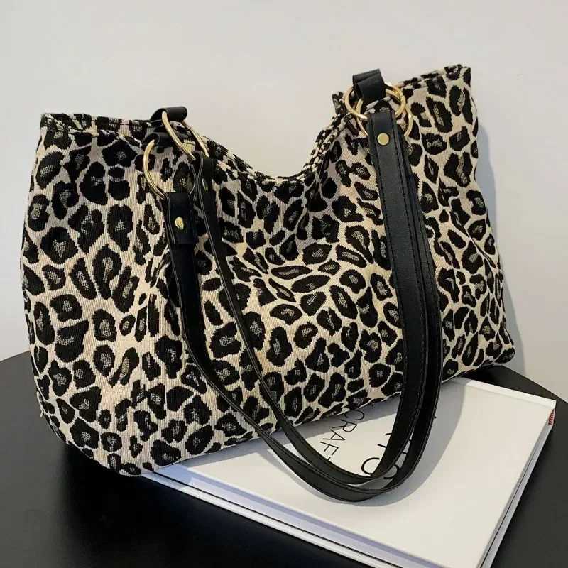 New Fi Tote Bags Shopping and Travel Canvas Bags New Women Popular Handbags Large Capacity Leopard Shoulder BagsXJ250121
