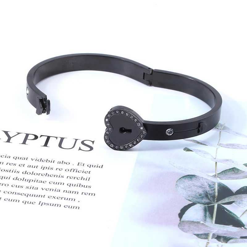Black heart-shaped bracelet necklace set jewelry stainless steel key pendant necklace womens couple Valentines Day gift W250121