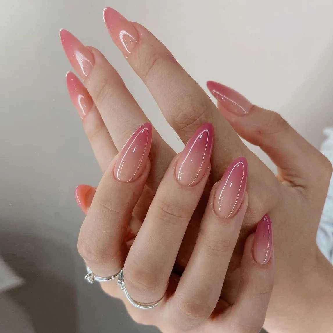 Ins Sweet Gradient Pink Fake Nail Patch Almond Gloss Korean Fake Nail Wearable 24 Piece Artificial Nail Free ShippingW250120