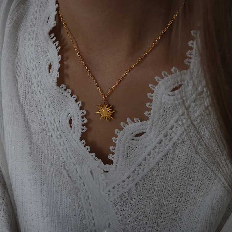 New Tren 18K Gold Plated Stainl Steel Sun Pendant Necklace for Women Waterproof Texture Collar Tren Jewelry GiftXJ250114