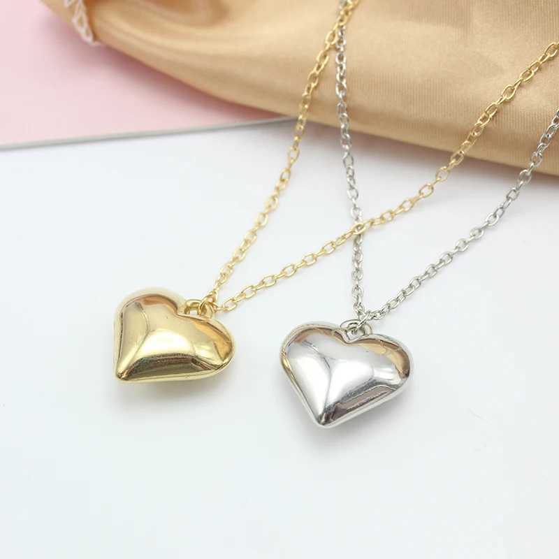 Exaggerated Metal Big Heart Pendant Choker Necklace for Women Elegant Minimalism Gold Color Chain Christmas Jewelry Girl GiftXJ250121