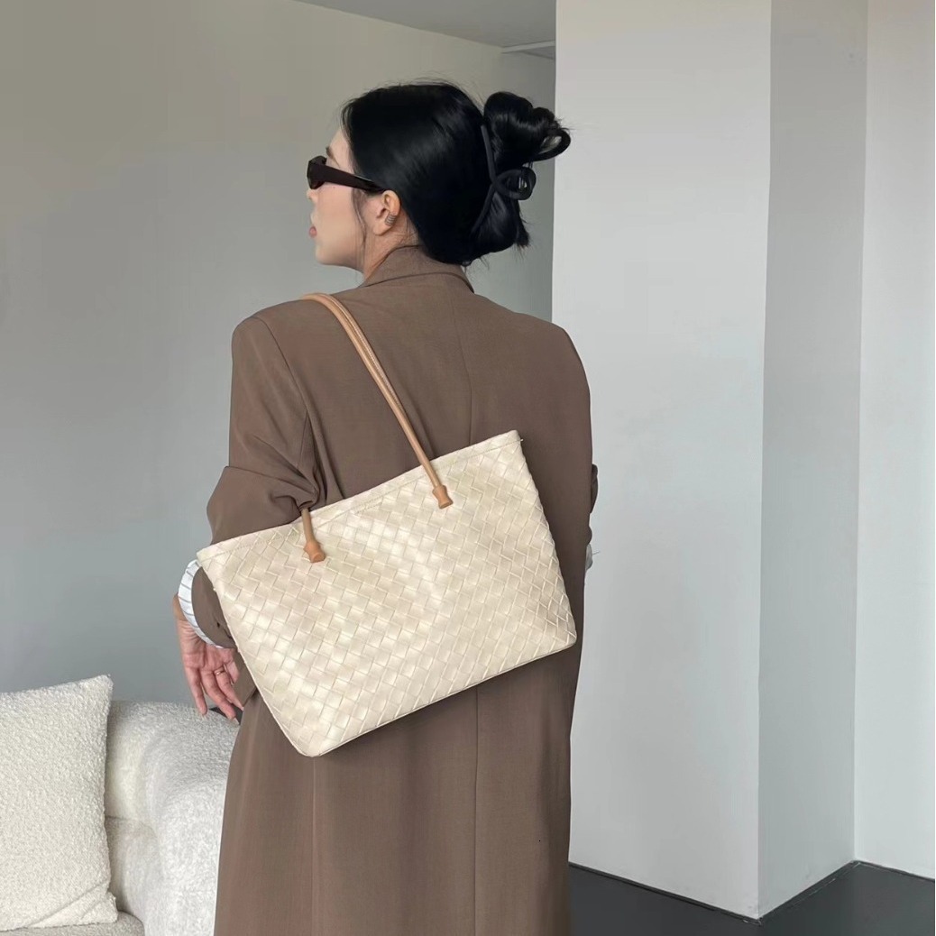 New cowhide woven bag summer, and niche, large capacity genuine leather single shoulder women's bag, armpit high-end feeling for commuting