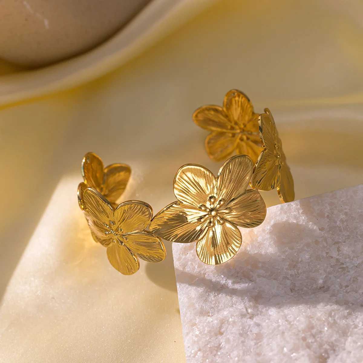 European American Style Gold Color Metal Flower Bracelet for Woman Niche Design Sense Exaggerate Bangle Jewelry Party Accessories W250121