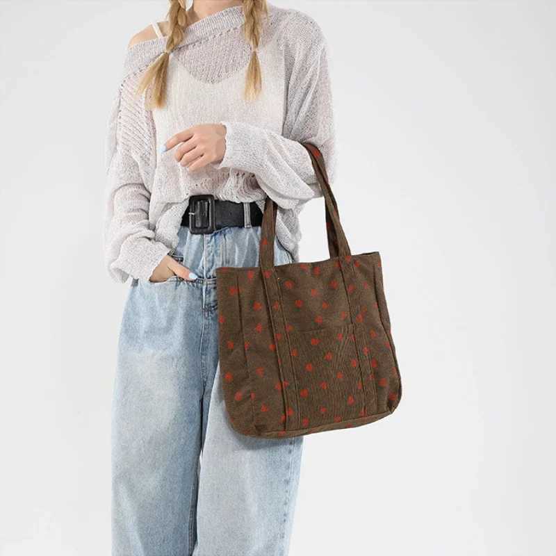 Corduroy Handbag Strberries Beach Bag Fiable Versatile Shoulder Bag LargeCapacity Simple Commuter Womens Tote Bag BolsosXJ250121